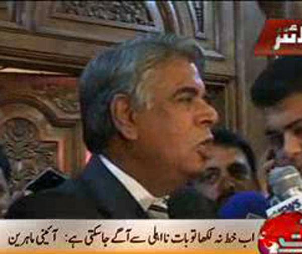 این آر او کیس میں عدالت عظمی کے نئے حکم پر ماہرین قانون کا کہنا ہے کہ حکومت کو چاہیے خط لکھ دے، ورنہ بات نا اہلی سے بڑھ کرآرمی کو بلوانے اور نئے انتخابات کے انعقاد تک جا سکتی ہے
