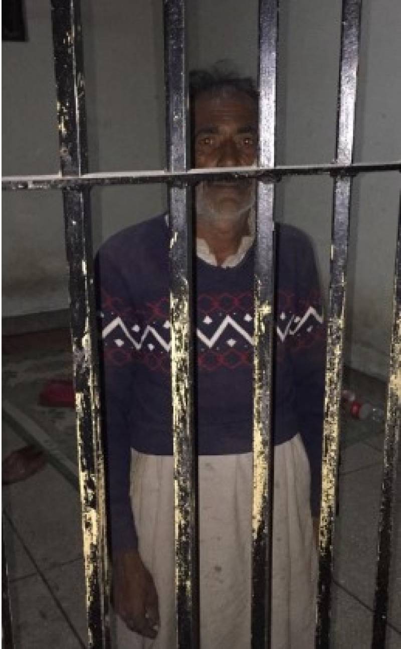  ظالم باپ نے 10 سالہ سوتیلے بیٹے کو زنجیروں سے باندھ کر قید کر دیا, تشدد کانشانہ بناتا رہا