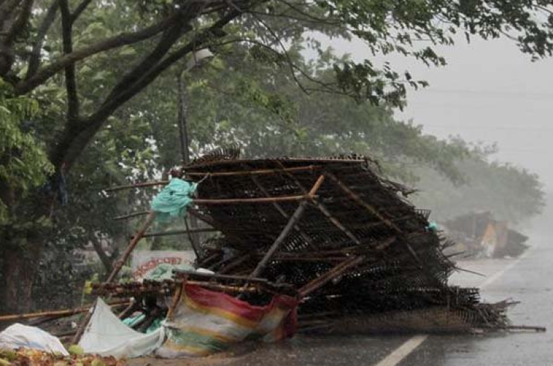 بھارت میں سمندری طوفان سے 2افراد ہلاک، لاکھوں بے گھر