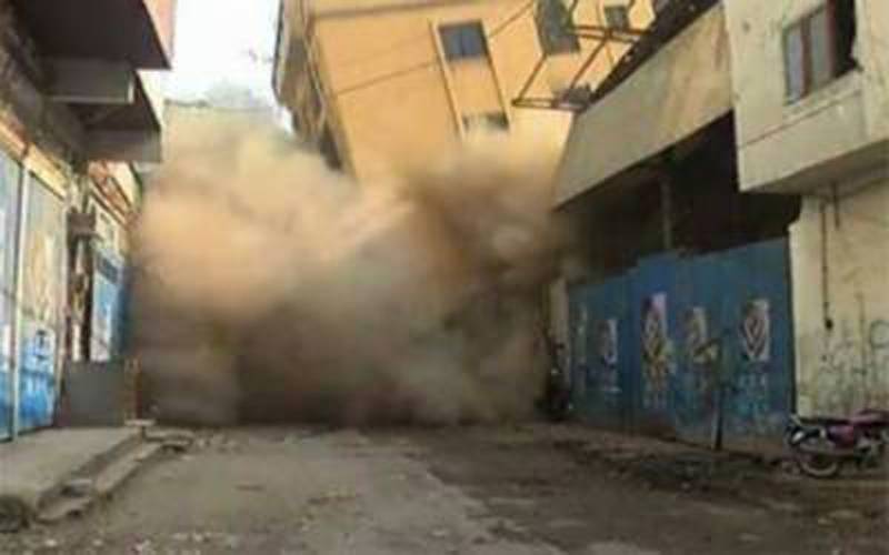کراچی میں6منزلہ مخدوش خالی عمارت گر گئی
