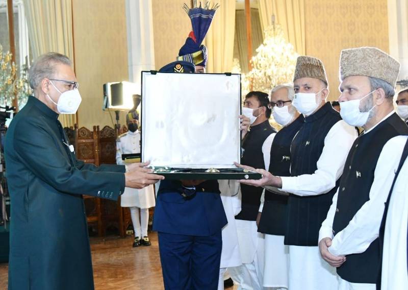 صدر مملک نے سید علی گیلانی کوپاکستان کے سب سے بڑے سول اعزاز نشان پاکستان سے نوازا