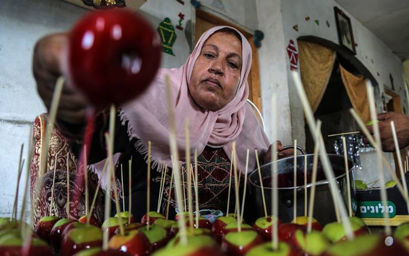 فلسطینی خاتون اہلخانہ کی مدد کیلئے سیب کی مٹھائی بنانے لگے۔