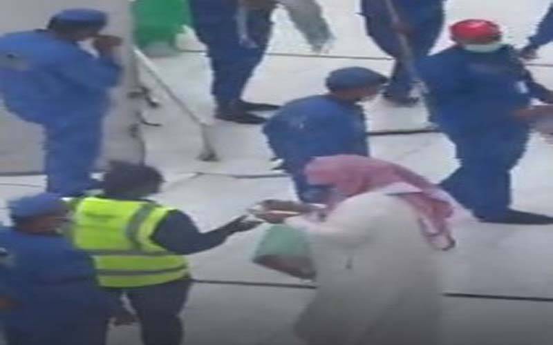 سعودی شہری کی طرف سے مسجد حرام کے خادمین میں نقد رقوم کی تقسیم،ویڈیووائرل