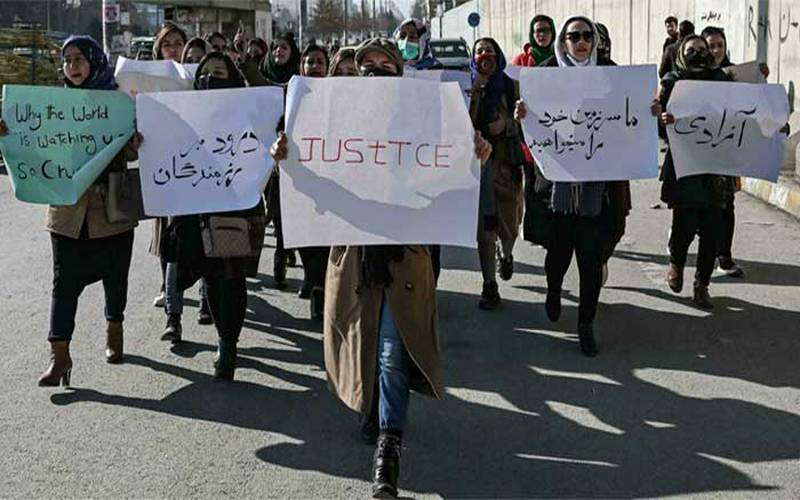 افغان خواتین کا سابق افغان فوجیوں کو ہلاک کرنے کیخلاف مارچ