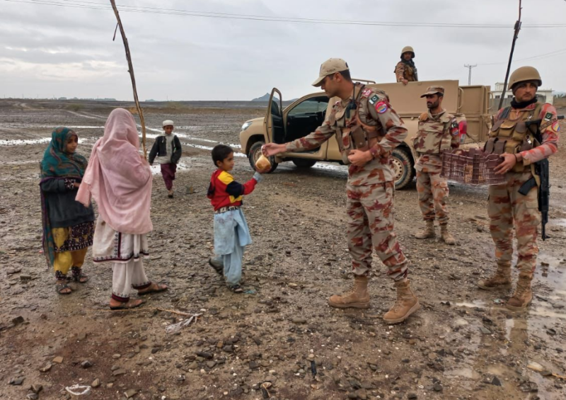 بلوچستان : بارشوں کےبعدسیلابی صورتحال, پاک آرمی کے جوان امدادی کارروائیوں میں مصروف 