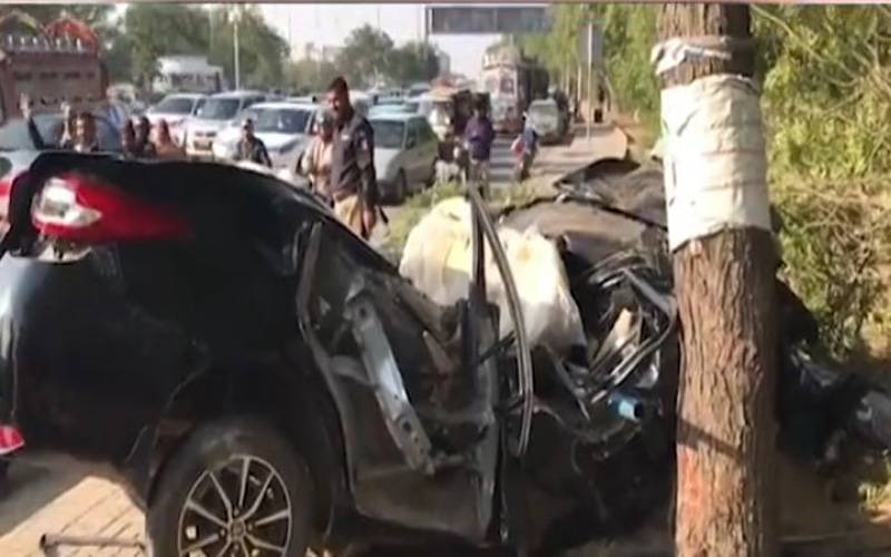 کراچی میں دو گاڑیوں کے درمیان خوفناک تصادم،2 افراد جاں بحق