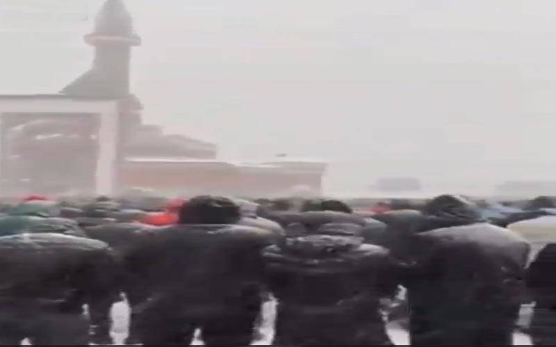 ماسکو میں شدید برفباری میں کھلے آسمان تلے نماز کی ادائیگی کی ویڈیو وائرل