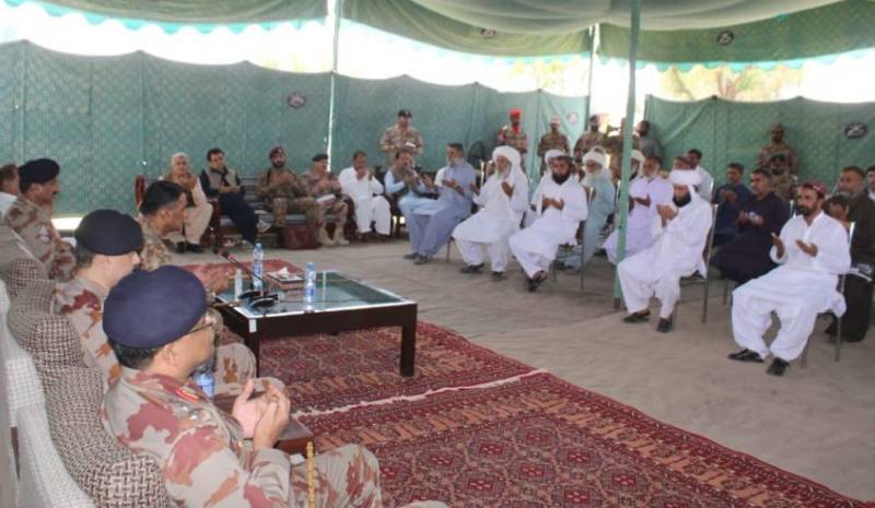 کمانڈر 12 کور لیفٹیننٹ جنرل سرفراز علی آئی جی ایف سی بلوچستان (نارتھ) میجر جنرل محمد یوسف مجوکہ کے ہمراہ ہیضہ کی وبا سے متاثرہ علاقے پیر کوہ کا دورہ