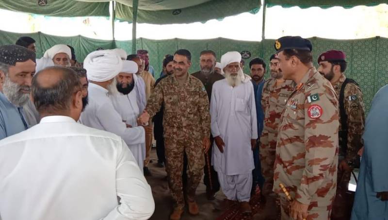 کمانڈر 12 کور لیفٹیننٹ جنرل سرفراز علی آئی جی ایف سی بلوچستان (نارتھ) میجر جنرل محمد یوسف مجوکہ کے ہمراہ ہیضہ کی وبا سے متاثرہ علاقے پیر کوہ کا دورہ