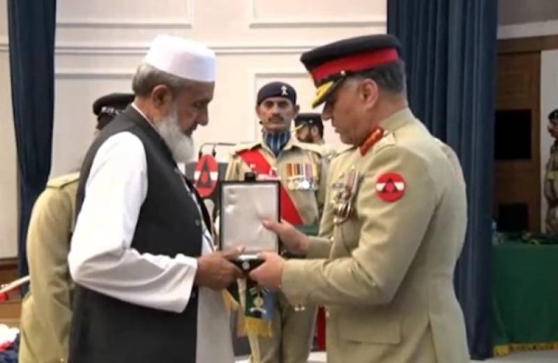 کور ہیڈ کوارٹر پشاور میں شہداء کے لواحقین اور جوانوں کو فوجی اعزازات سے نوازا گیا