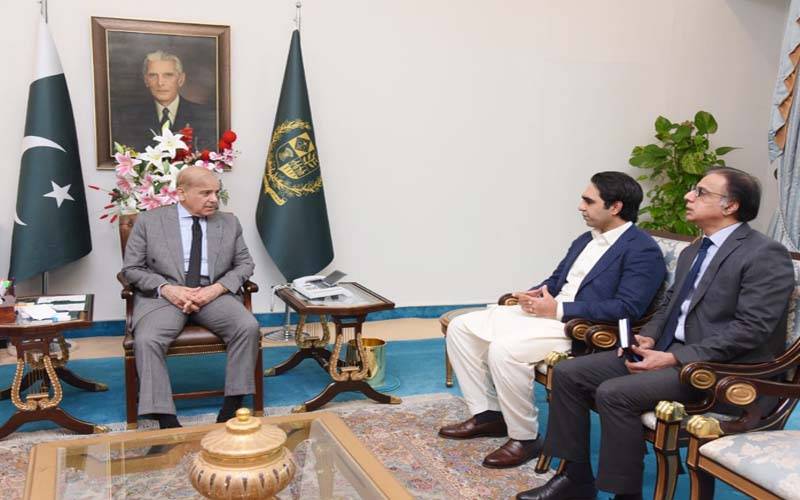 وزیرِ اعظم سے وزیرِ صنعت و پیداوار مخدوم مرتضی محمود اور سیکٹری امداد اللہ بوسال کی ملاقات