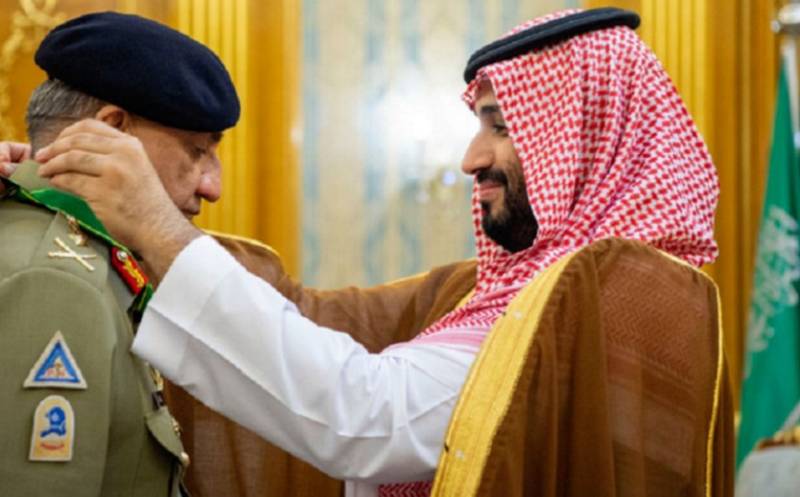 سعودی ولی عہد محمد  بن سلمان کا  آرمی چیف جنرل قمر جاوید باجوہ چیف کیلئے’ کنگ عبد العزیز میڈل آف ایکسیلینٹ کلاس‘ کا اعزاز