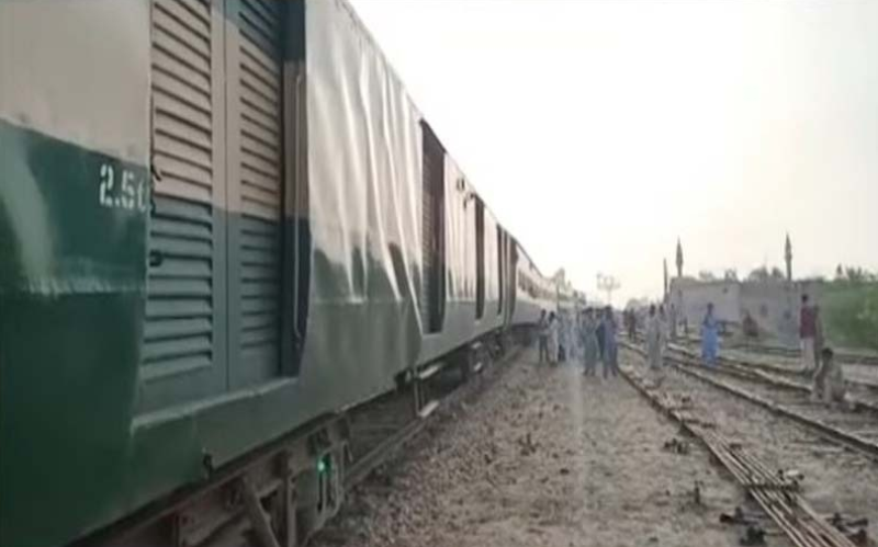 پشاور سے کراچی جانے والی ٹرین کی 3 بوگیاں پٹڑی سے اتر گئی