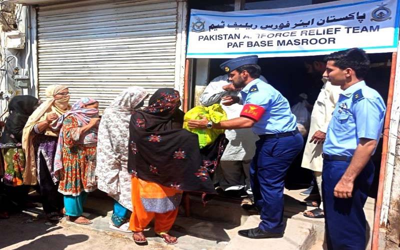 پاک فضائیہ کی کراچی کے سیلاب زدہ علاقوں میں امدادی کارروائیاں جاری