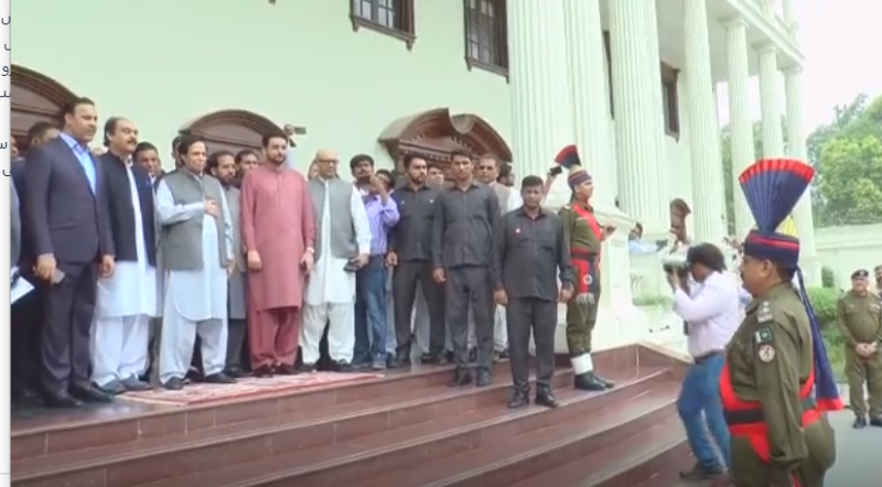 وزیراعلیٰ پنجاب چودھری پرویز الٰہی کی وزیراعلیٰ آفس آمد: وزیراعلیٰ کو وزیر اعلی آفس آمد پر گارڈ آف آنر پیش کیا گیا 