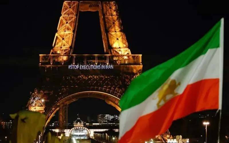 فرانس کا مشہور زمانہ ایفل ٹاور ایرانی مظاہرین کے حق میں نعروں سے جگمگا اٹھا