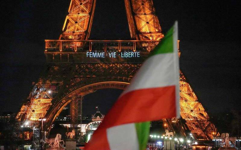 فرانس کا مشہور زمانہ ایفل ٹاور ایرانی مظاہرین کے حق میں نعروں سے جگمگا اٹھا