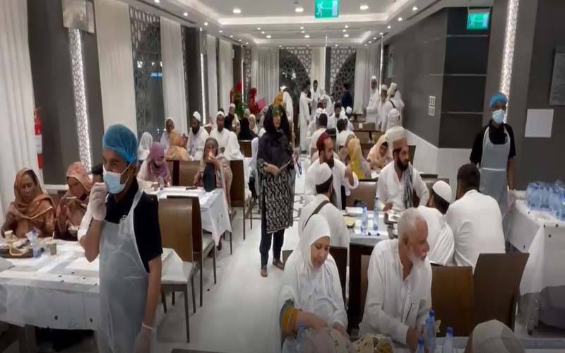 اس سال 13 کھانے پکانے اور تواضع کرنے والی کمپنیاں حجاج کرام کے لئے کھانا بنانے پر معمور ہیں۔ افضال اشرف انچارج کیٹرنگ
