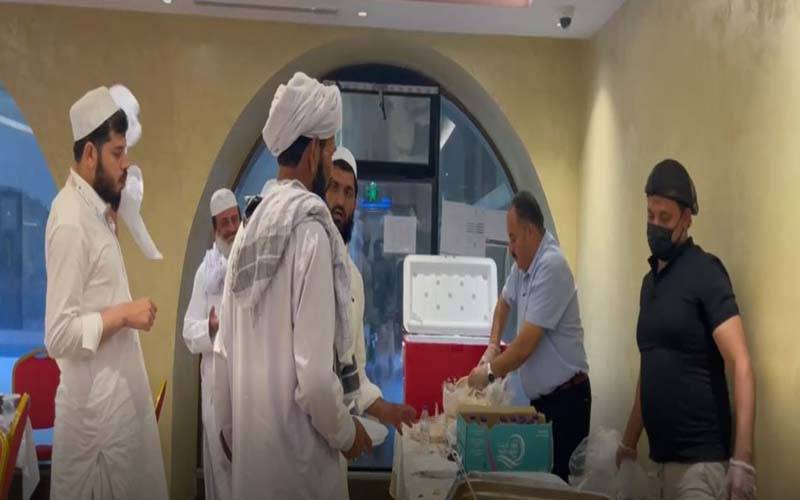 اس سال 13 کھانے پکانے اور تواضع کرنے والی کمپنیاں حجاج کرام کے لئے کھانا بنانے پر معمور ہیں۔ افضال اشرف انچارج کیٹرنگ