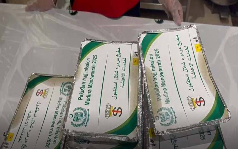 اس سال 13 کھانے پکانے اور تواضع کرنے والی کمپنیاں حجاج کرام کے لئے کھانا بنانے پر معمور ہیں۔ افضال اشرف انچارج کیٹرنگ