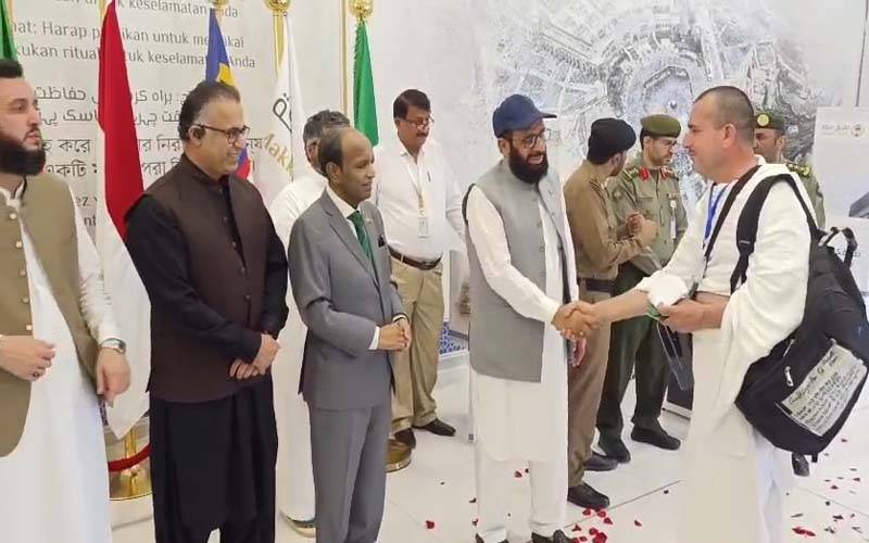 وزیر مذہبی امور اور ڈی جی حج کی بہترین حکمت عملی،پاک بھارت جنگ سے متاثر36 پروازیں اور 6000 حجاج کرام کو مدینہ پہنچادیا۔