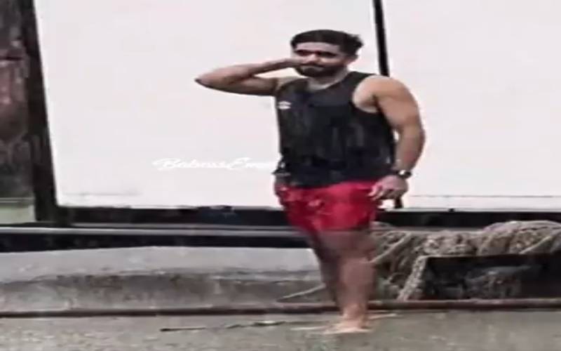 بابر اعظم اور نسیم شاہ بارش میں کھیلنے والے بچے بن گئے۔