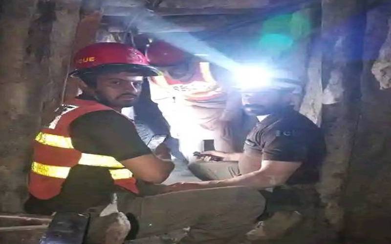 سوات: زمرد کی کان میں پھنسے 4 مزدوروں کو کامیاب ریسکیو آپریشن کے بعد زندہ نکال لیا گیا ۔