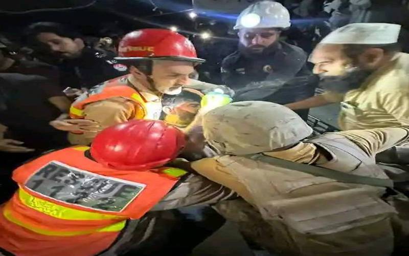 سوات: زمرد کی کان میں پھنسے 4 مزدوروں کو کامیاب ریسکیو آپریشن کے بعد زندہ نکال لیا گیا ۔