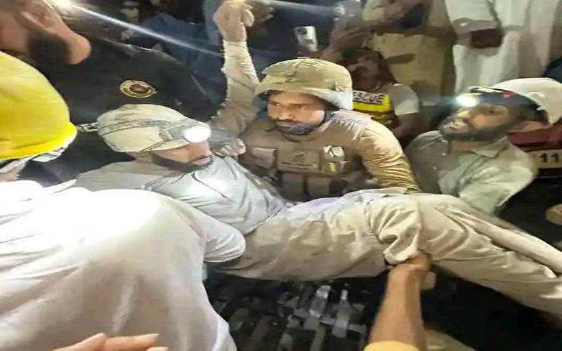 سوات: زمرد کی کان میں پھنسے 4 مزدوروں کو کامیاب ریسکیو آپریشن کے بعد زندہ نکال لیا گیا ۔