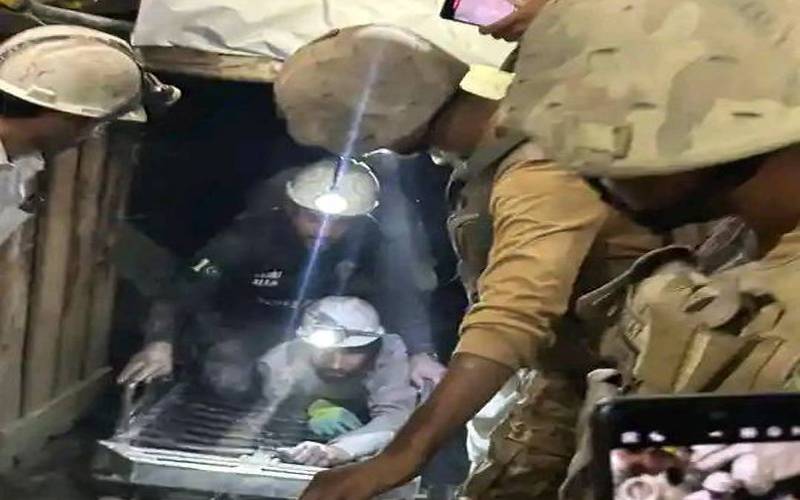 سوات: زمرد کی کان میں پھنسے 4 مزدوروں کو کامیاب ریسکیو آپریشن کے بعد زندہ نکال لیا گیا ۔