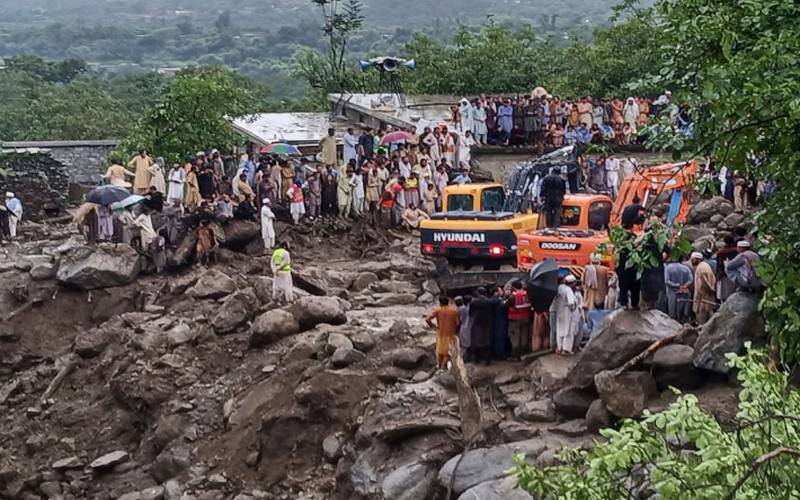 خیبر پختونخوا میں تعینات فوج سیلاب سے متاثرہ عوام کی بحالی میں مدد کرے گی.آرمی چیف, متاثرین کے لئےایک دن کی تنخواہ بھی وقف 