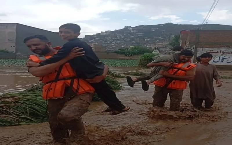 خیبر پختونخوا میں تعینات فوج سیلاب سے متاثرہ عوام کی بحالی میں مدد کرے گی.آرمی چیف, متاثرین کے لئےایک دن کی تنخواہ بھی وقف 