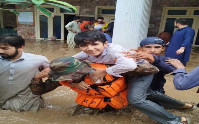 خیبر پختونخوا میں تعینات فوج سیلاب سے متاثرہ عوام کی بحالی میں مدد کرے گی.آرمی چیف, متاثرین کے لئےایک دن کی تنخواہ بھی وقف 