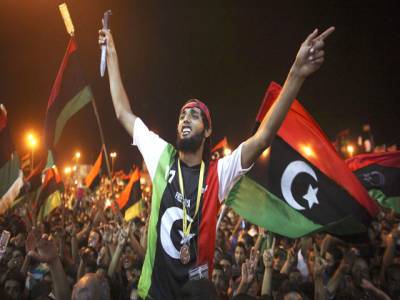 لیبیا، باغیوں کا دارالحکومت طرابلس کےزیادہ تر حصے پر قبضہ، مصراتہ اور بن غازی سمیت ملک کے بیشتر حصوں میں جشن ۔ 