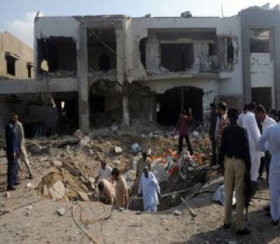 کراچی میں ایس ایس پی سی آئی ڈی کی رہائش گاہ پر خودکش حملے میں آٹھ افراد جاں بحق اورمتعدد زخمی ہوگئے۔ 
