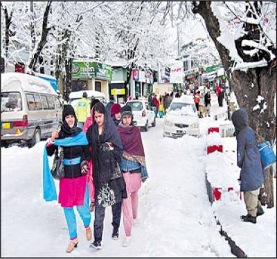 ملک کے میدانی علاقوں میں وقفے وقفے سے بارش جبکہ مری، مالم جبہ، سوات اور کالام سمیت پہاڑوں پر برفباری کا سلسلہ جاری ہے 