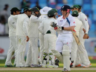 پاکستان اورانگلینڈ کے درمیان ٹیسٹ کا پہلا روز، قومی ٹیم صرف ننانوے رنزبنا سکی، انگلش ٹیم نے چھ وکٹوں پر ایک سو چار رنز بنا لیے۔