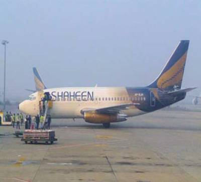 کراچی ایئرپورٹ پر لینڈنگ کے دوران شاہین ایئر لائنز کے طیارے کا ٹائر پھٹ گیا، پائلٹ نے ایمرجنسی بریک لگاکر طیارے کو حادثے سے بچا لیا۔