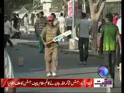 Karachi Youngsters Playing Cricket on Road News Package 28 May 2012