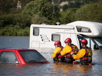 برطانیہ کے علاقے ویلز میں شدید بارشوں کے بعد آنے والے سیلاب نے تباہی مچا دی ہے، ہزاروں افراد کو محفوظ مقامات پر منتقل کردیا گیاہے