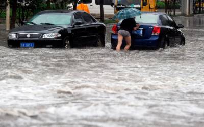 چین میں شدید بارشوں کے باعث آنے والے سیلاب اور مٹی کے تودے گرنے سے پچاس سے زائد افراد ہلاک جبکہ سو کے قریب لاپتہ ہوگئے ہیں۔