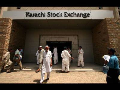 کراچی اسٹاک مارکیٹ گزشتہ ہفتے سیاسی اتارچڑھاؤ کی لپیٹ میں رہی، ہنڈریڈ انڈیکس میں ستر پوائنٹس کا اضافہ ہوا جب کہ بیرونی سرمایہ کاروں نے چھپن لاکھ ڈالر کے شئیرز فروخت کیے۔