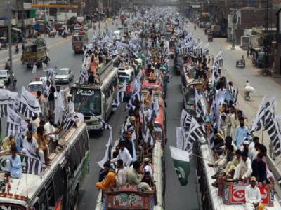 دفاع پاکستان کونسل کا لانگ مارچ اپنی منزل کی جانب رواں دواں،قائدین کا کہنا ہے کہ حکومت نے عوام کے سرشرم سے جھکا دیے،لانگ مارچ مغرب نواز حکمرانوں کوبہا کر لے جائے گا۔