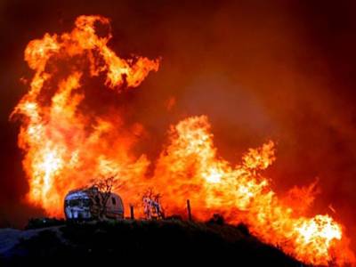 امریکی ریاست کیلی فورنیا کے جنگلات میں لگی آگ نے تین ہزار ایکڑ کےرقبے کو لپیٹ میں لے لیا ہے۔