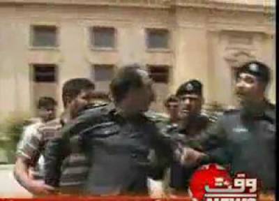 Sindh Police Officers Fight in SC karachi Registry News Package 03 Septermber 2012