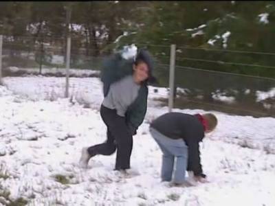 آسٹریلیا میں غیرموسمی برفباری نے کینگروزکوخوش جبکہ شہریوں کو پریشان کردیا ۔