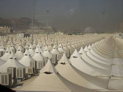 مناسک حج کا آغاز ہوگیا ہے، دنیا بھر سے آئے ہوئے لاکھوں عازمین نے منٰی میں سفید خیموں کا شہر آباد کردیا۔ حج کا رکن اعظم وقوف عرفات کل ادا کیا جائے گا۔