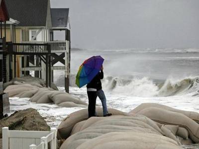 سمندری طوفان سینڈی امریکا کے مشرقی ساحلوں پرپہنچ گیا،طوفان سے چھ کروڑ افرادمتاثر ہونگے،نومبرمیں ہونے والے امریکی صدارتی انتخابات بھی سینڈی کے باعث خطرے میں پڑگئے