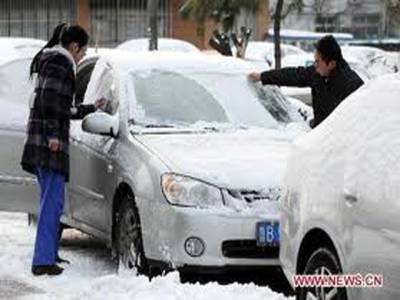 شمالی چین میں جاری برفباری نے سڑکوں پررواں ٹریفک کو بھی سفید چادراوڑھا دی