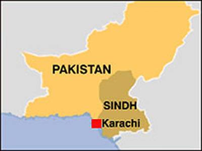 کراچی کے علاقے اتحاد ٹاؤن میں موٹرسائیکل میں نصب بم زور دار دھماکے سے پھٹ گیا جس کے نتیجے میں چار افراد زخمی ہوگئے۔